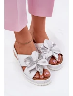 Skórzane Klapki Damskie Na Koturnie Z Ozdobnym Kwiatem Artiker 54C0538 Biało-Srebrne