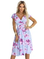 425-14 MATILDE Blinkered midi šaty s obálkovým výstrihom a krátkymi rukávmi - modré s ružovými kvetmi