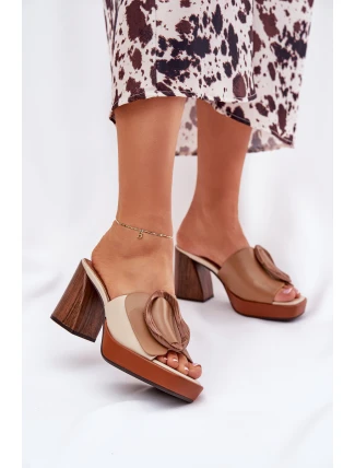 Klapki Damskie Na Słupkowym Obcasie Z Klamrą Camel Amuria