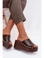 Dámské pantofle na platformě a platformě se zlatými knoflíky Čokoládové Farinelle