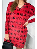 Červené zamatové šaty s ozdobným vzorom