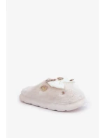 Papuče z umelej kožušiny s mašľou a brošňami White Annalira Papuče z umelej kožušiny s mašľou a brošňami White Annalira