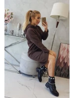 Šaty s kapucňou a bočným rázporkom hnedé