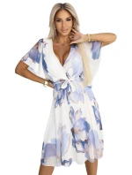 602-1 Romantické šaty s obálkovým výstrihom a volánovými rukávmi - modré kvety na bielom pozadí 602-1 Romantické šaty s obálkovým výstrihom a volánovými rukávmi - modré kvety na bielom pozadí