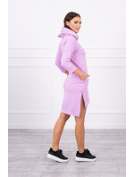 Šaty s dlhším chrbtom a farebnou fialovou potlačou