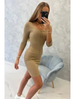 Šaty s výstrihom na gombíky camel
