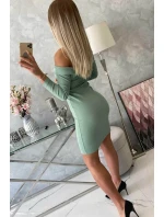 Priliehavé šaty s výstrihom do V tmavo mätovej farby