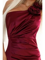 580-2 AURORA dlhé saténové šaty na jedno rameno s ružami - bordové