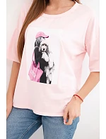 Dámska bavlnená blúzka s krátkymi rukávmi a módnou potlačou v púdrovo ružovej farbe