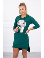 Šaty s dlhším chrbtom a farebnou potlačou tmavo zelenej farby