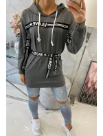 Šaty zdobené páskou grafitovej farby