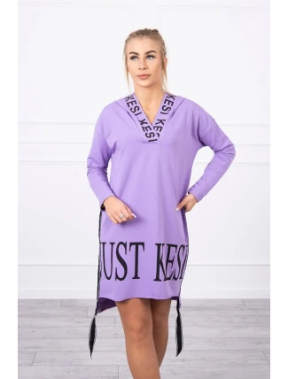 Šaty s kapucňou a potlačou fialovej