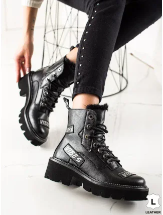 Vynikajúce dámske čierne členkové topánky na plochom podpätku Vynikajúce dámske čierne členkové topánky na plochom podpätku