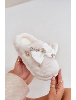 Papuče z umelej kožušiny s mašľou a brošňami White Annalira Papuče z umelej kožušiny s mašľou a brošňami White Annalira
