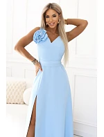 669-2 Svadobné maxi šaty s kvetom na ramene a rozparkom - modré