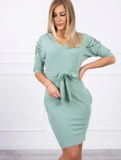 Šaty s krídlami na ramenách tmavo mätovej farby