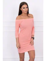 Pruhované vypasované šaty v marhuľovej farbe