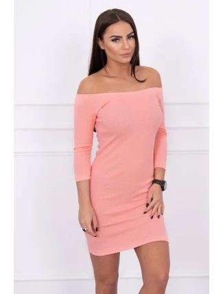 Pruhované vypasované šaty v marhuľovej farbe