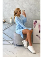 Modré šaty nadmernej veľkosti