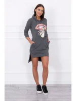 Šaty s dlhším chrbtom a farebnou potlačou grafitovej farby Šaty s dlhším chrbtom a farebnou potlačou grafitovej farby