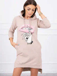 Šaty s dlhším chrbtom a farebnou potlačou béžovej farby