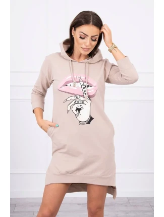 Šaty s dlhším chrbtom a farebnou potlačou béžovej farby