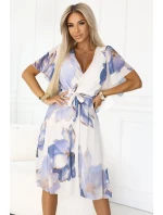 602-1 Romantické šaty s obálkovým výstrihom a volánovými rukávmi - modré kvety na bielom pozadí 602-1 Romantické šaty s obálkovým výstrihom a volánovými rukávmi - modré kvety na bielom pozadí