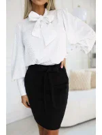 578-2 Wyjątkowa biznesowa bluzka z długim rękawkiem, wiązaniem i guzikami - biała w srebrny wzór