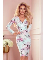 Svetlomodré vypasované dámske šaty so vzorom ružových kvetov, s dlhými rukávmi as preloženým obálkovým výstrihom 387-1 Svetlomodré vypasované dámske šaty so vzorom ružových kvetov, s dlhými rukávmi as preloženým obálkovým výstrihom 387-1