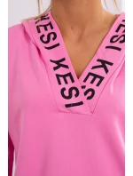 Svetloružové šaty s kapucňou a potlačou