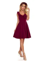 POLA - Dámske šaty vo vínovej bordovej farbe s volánikmi vo výstrihu 307-3 POLA - Dámske šaty vo vínovej bordovej farbe s volánikmi vo výstrihu 307-3