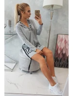 Šedé šaty s kapucňou a potlačou