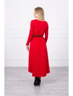 Šaty s ozdobným pásikom a červeným nápisom