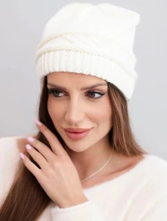Dámska zimná čiapka z vlny a s pleteným vzorom K428 ecru