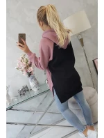 Dvojfarebné tmavoružové šaty s kapucňou