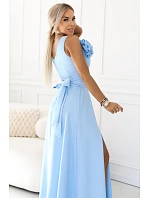 669-2 Svadobné maxi šaty s kvetom na ramene a rozparkom - modré