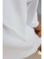 Šaty s kapucňou a dlhším chrbtom biele