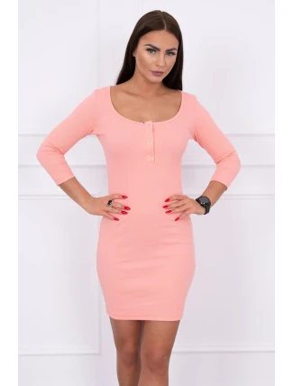 Šaty s marhuľovým výstrihom na gombíky