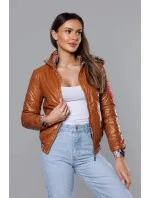 Krátka dámska bunda v karamelovej farbe s ozdobným lemovaním (B8030-14) Krátka dámska bunda v karamelovej farbe s ozdobným lemovaním (B8030-14)