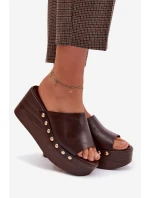 Dámské pantofle na platformě a platformě se zlatými knoflíky Čokoládové Farinelle