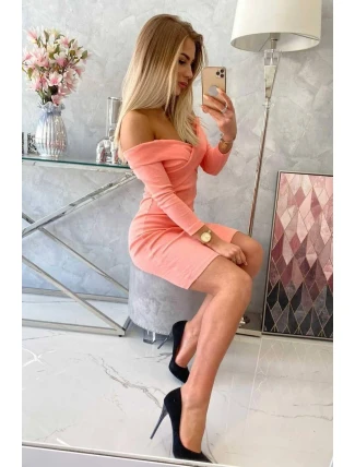 Priliehavé šaty s výstrihom do V marhuľovej farby