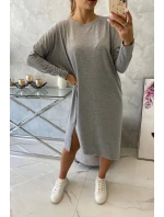 Nadmerné šedé šaty