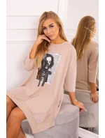 Šaty s potlačou a rozšírenou spodnou časťou béžovej