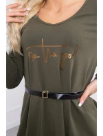 Šaty s ozdobným pásikom a khaki nápisom