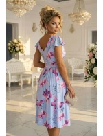 425-14 MATILDE Blinkered midi šaty s obálkovým výstrihom a krátkymi rukávmi - modré s ružovými kvetmi