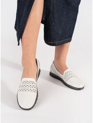 Krásne dámske biele topánky na podpätku bez podpätku Krásne dámske biele topánky na podpätku bez podpätku