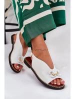 Sandały Na Płaskim Obcasie Z Ozdobą Eko Skóra Białe Tillireta