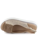 Dámske sandále na hrubej zlatej platforme Potocki SZ12590