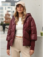 Krátka dámska prešívaná bunda s kapucňou v bordovej farbe FashionStreet TY5763