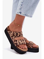 Lakované dámske papuče na platforme so zlatými sponami Lee Cooper LCW-26-35-4459L Black